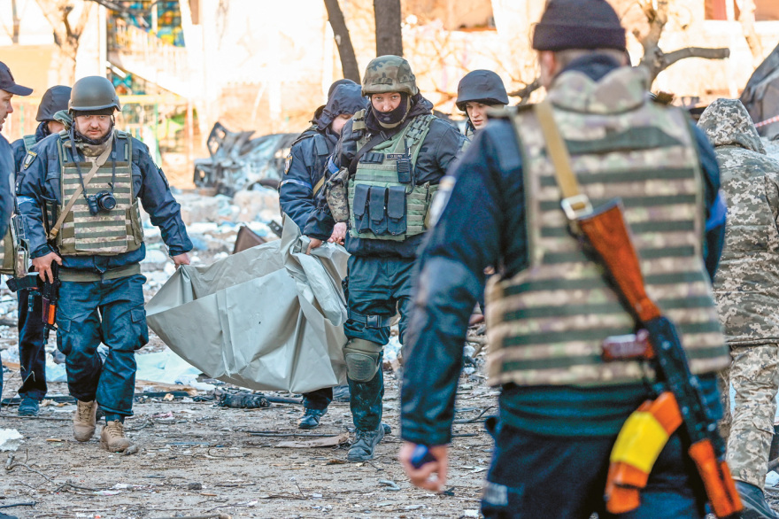 Πληγωμένος ο Πούτιν χτυπάει όπου βρει και αναζητά «αποδιοπομπαίους τράγους»