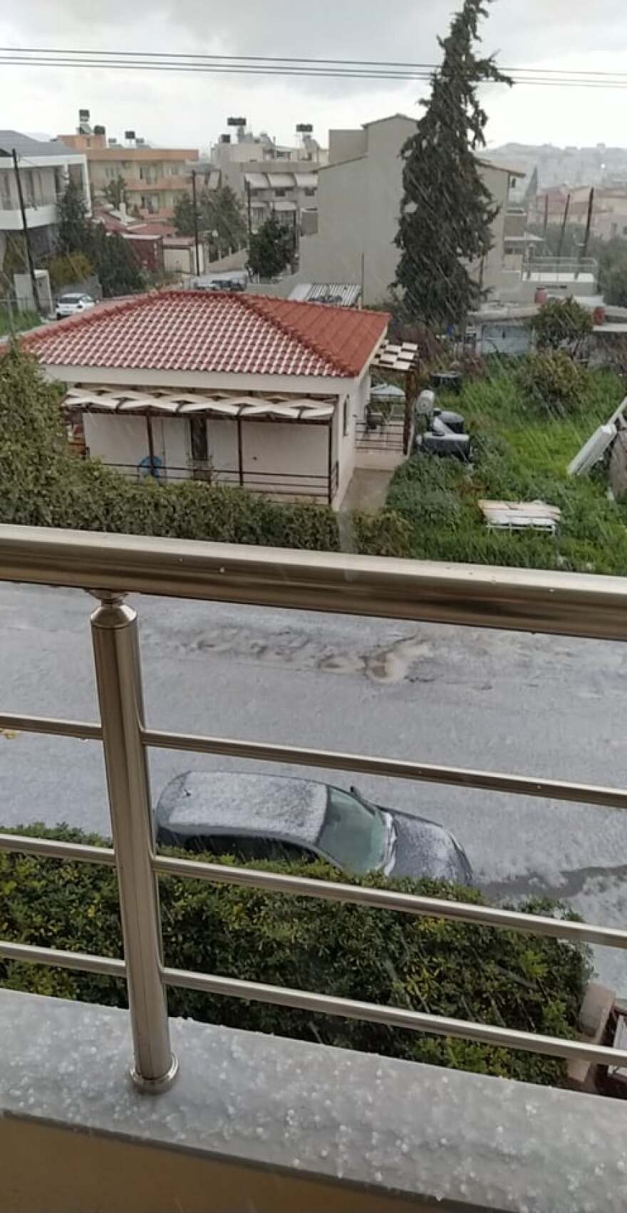 Κρήτη: Λευκό τοπίο από το χαλάζι στο Ηράκλειο