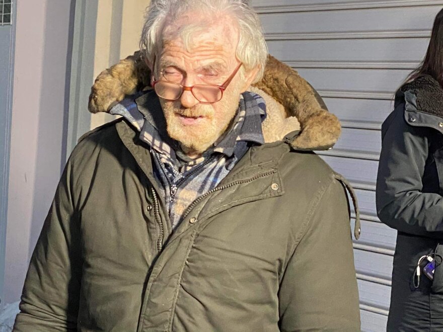 Θεσσαλονίκη: Έκαιγε χαρτιά για να ζεσταθεί και «λαμπάδιασε» το σπίτι του - Δείτε βίντεο 