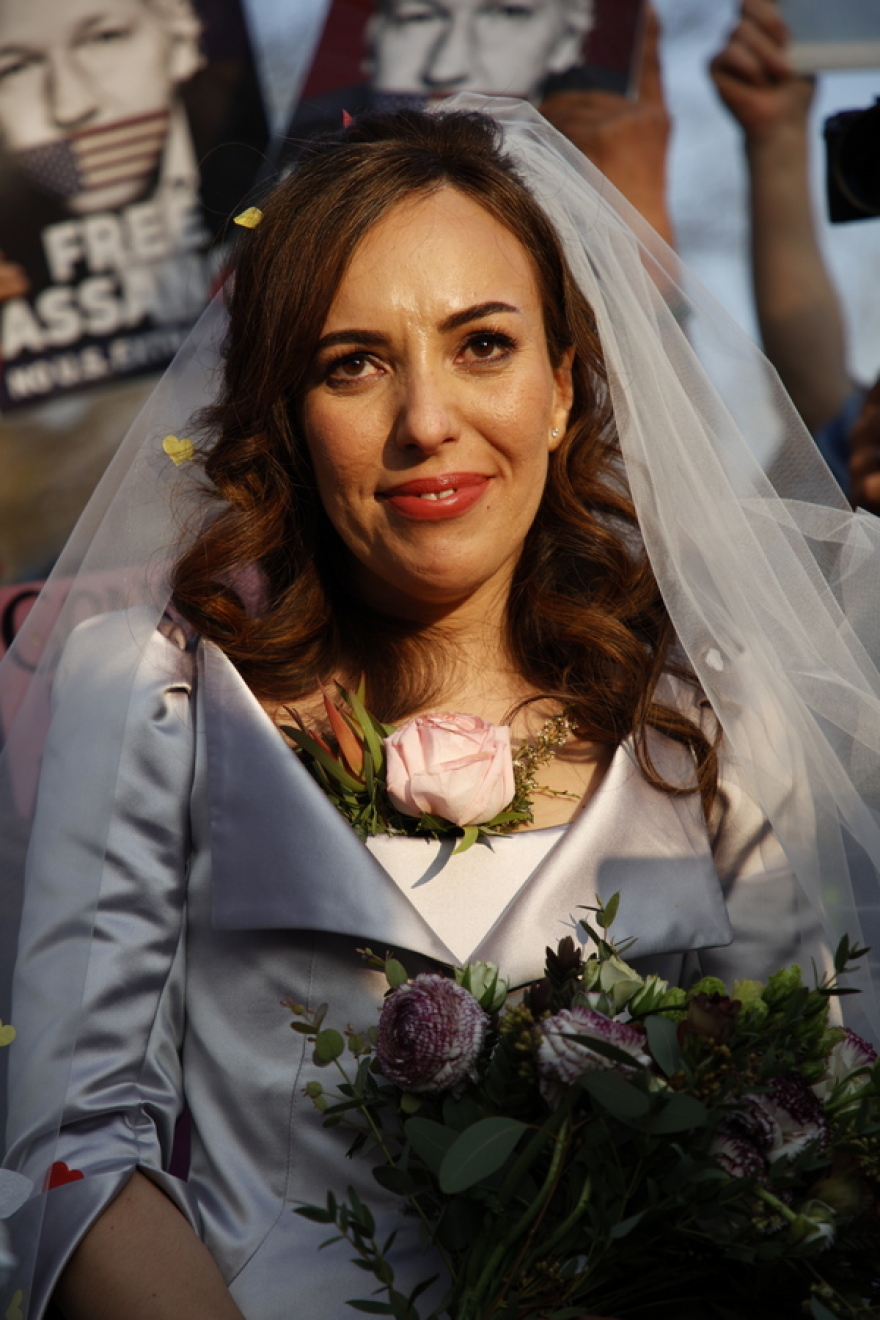 Τζούλιαν Ασάνζ: Ο «Mr. Wikileaks» παντρεύτηκε στη φυλακή υψίστης ασφαλείας του Λονδίνου τη δικηγόρο σύντροφό του