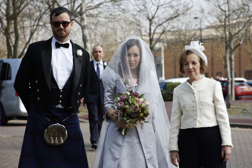 Τζούλιαν Ασάνζ: Ο «Mr. Wikileaks» παντρεύτηκε στη φυλακή υψίστης ασφαλείας του Λονδίνου τη δικηγόρο σύντροφό του