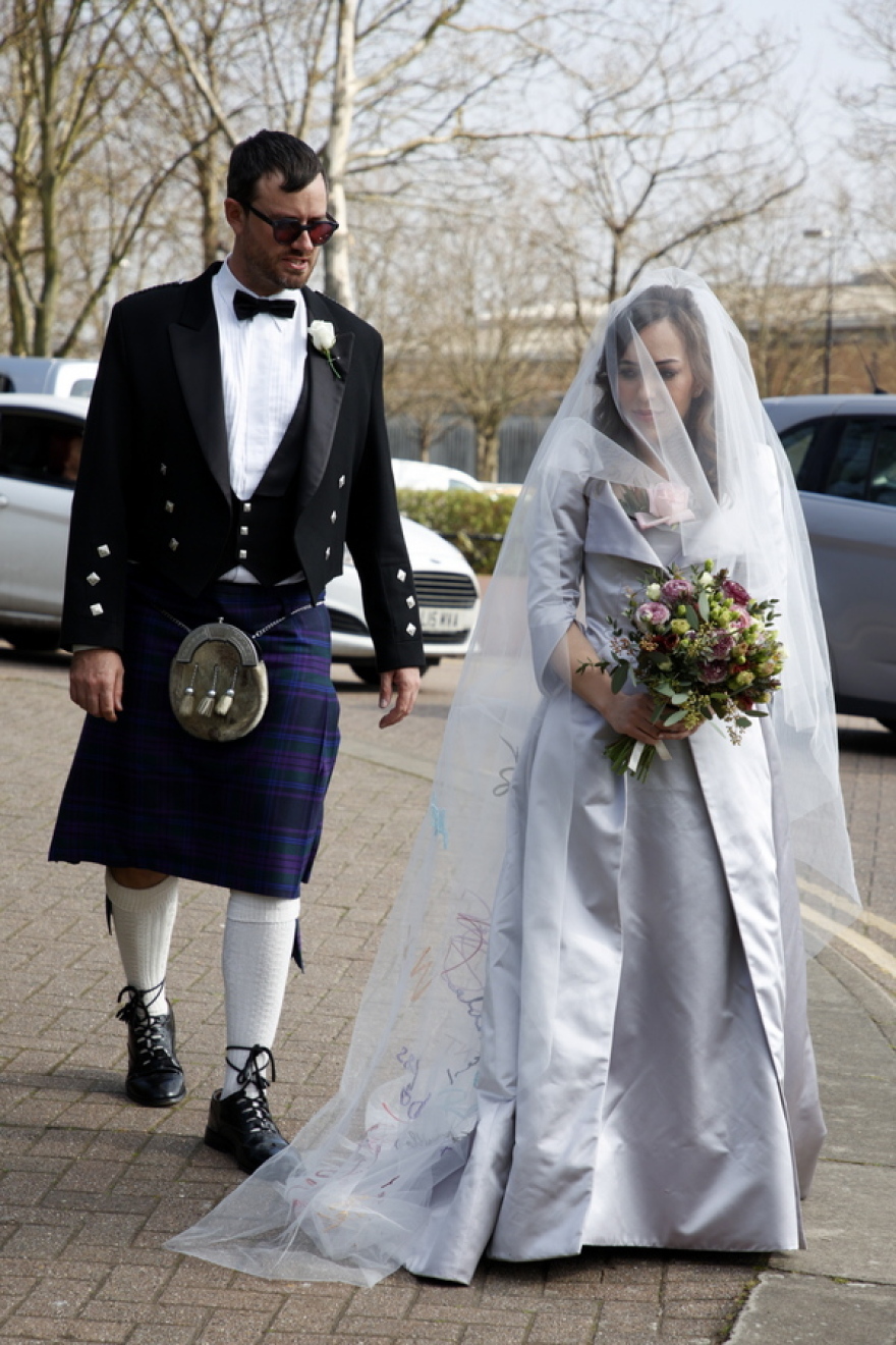 Τζούλιαν Ασάνζ: Ο «Mr. Wikileaks» παντρεύτηκε στη φυλακή υψίστης ασφαλείας του Λονδίνου τη δικηγόρο σύντροφό του