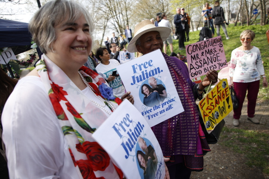 Τζούλιαν Ασάνζ: Ο «Mr. Wikileaks» παντρεύτηκε στη φυλακή υψίστης ασφαλείας του Λονδίνου τη δικηγόρο σύντροφό του