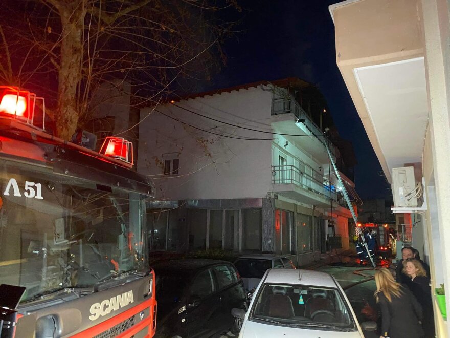 Θεσσαλονίκη: Έκαιγε χαρτιά για να ζεσταθεί και «λαμπάδιασε» το σπίτι του - Δείτε βίντεο 