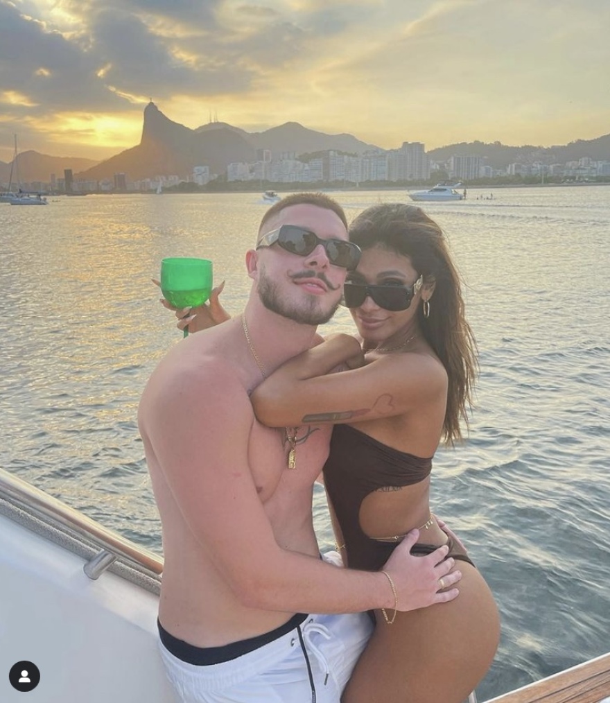 Βραζιλιάνα τραγουδίστρια κατέληξε στα επείγοντα γιατί... ντρεπόταν τον συντροφό της 