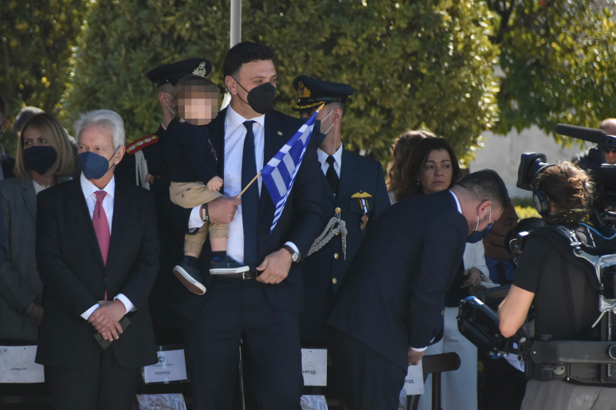 Μπαλατσινού και Κικίλιας στην παρέλαση με τον γιο τους - Δείτε φωτογραφίες