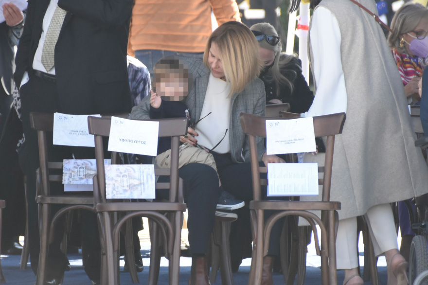 Μπαλατσινού και Κικίλιας στην παρέλαση με τον γιο τους - Δείτε φωτογραφίες