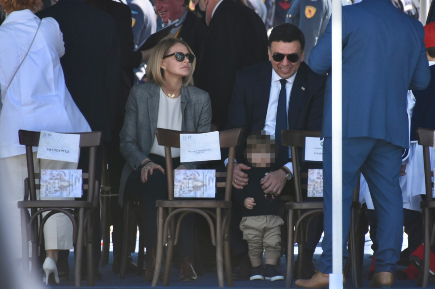 Μπαλατσινού και Κικίλιας στην παρέλαση με τον γιο τους - Δείτε φωτογραφίες