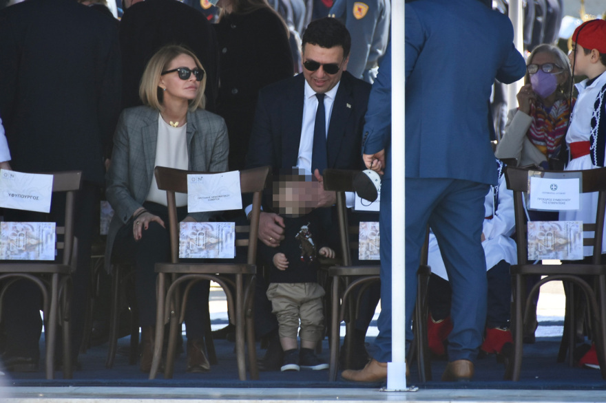 Μπαλατσινού και Κικίλιας στην παρέλαση με τον γιο τους - Δείτε φωτογραφίες