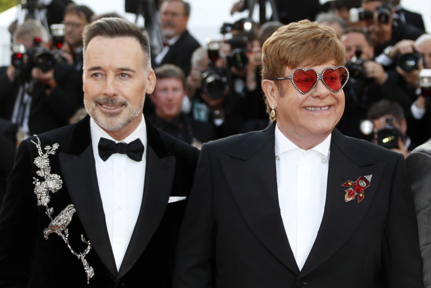 Ο Έλτον Τζον και ο Ντέιβιντ Φέρνις δεν μπόρεσαν να υιοθετήσουν ορφανό από την Ουκρανία επειδή είναι ομοφυλόφιλοι