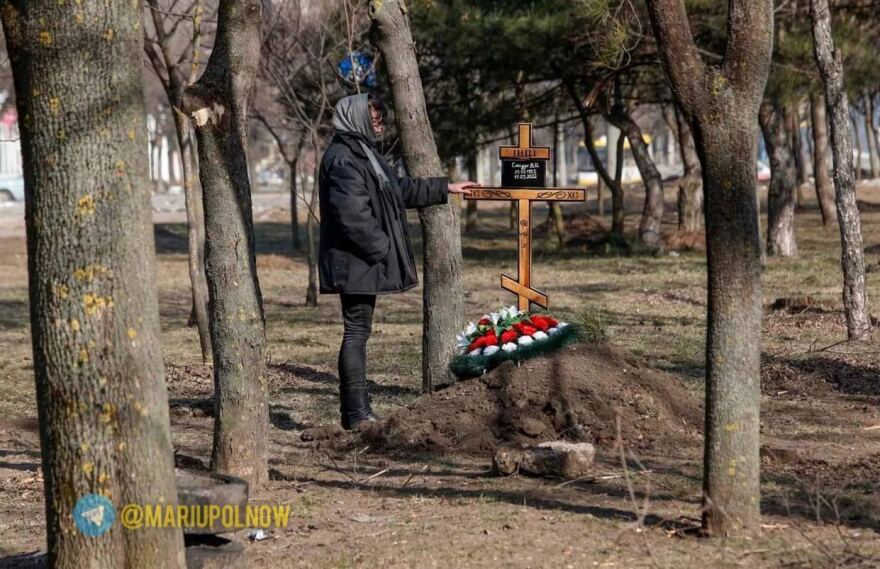 Πόλεμος στην Ουκρανία: Γέμισαν με αυτοσχέδιους τάφους οι δρόμοι της Μαριούπολης - Δραματικές εικόνες