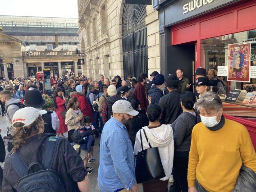 Ουρές έξω από καταστήματα Swatch για μια ρέπλικα ρολογιού Omega των €6.700 με τιμή αγοράς €250!