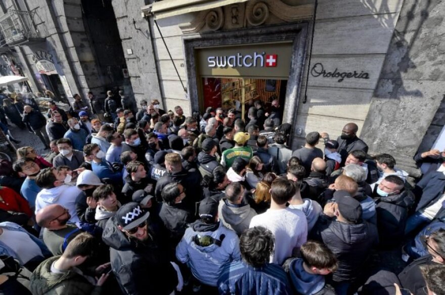 Ουρές έξω από καταστήματα Swatch για μια ρέπλικα ρολογιού Omega των €6.700 με τιμή αγοράς €250!