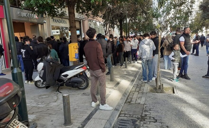 Ουρές έξω από καταστήματα Swatch για μια ρέπλικα ρολογιού Omega των €6.700 με τιμή αγοράς €250!