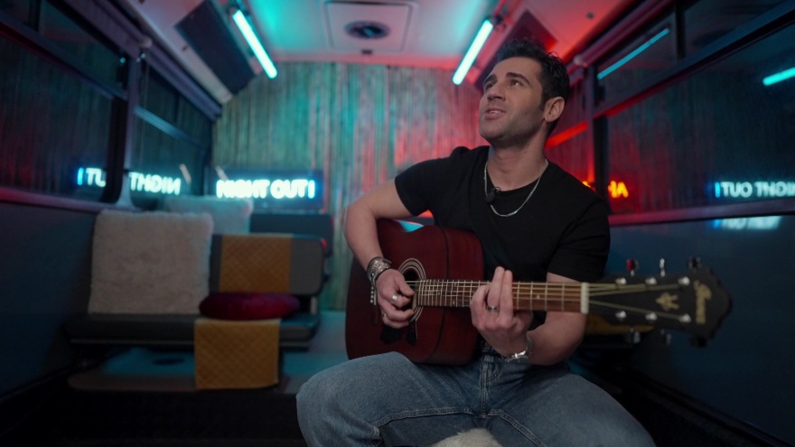 Night Out: Ο Θεοχάρης Ιωαννίδης υποδέχεται τον Πέτρο Ιακωβίδη