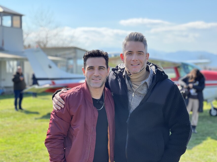 Night Out: Ο Θεοχάρης Ιωαννίδης υποδέχεται τον Πέτρο Ιακωβίδη