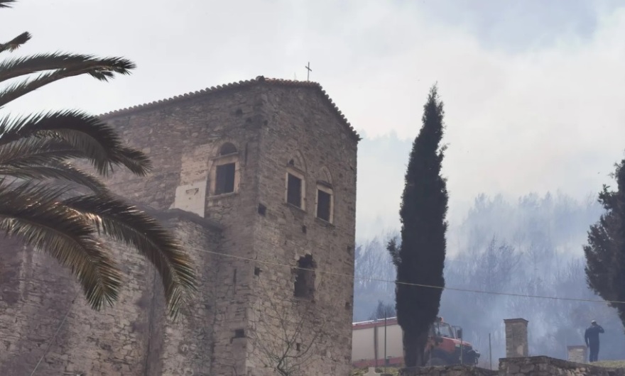 Μεγάλη φωτιά στη Σάμο - Απειλούνται σπίτια, εκκενώθηκε οικισμός