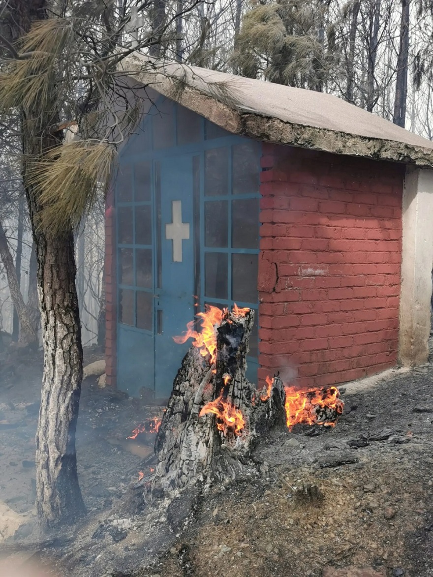 Μεγάλη φωτιά στη Σάμο - Απειλούνται σπίτια, εκκενώθηκε οικισμός