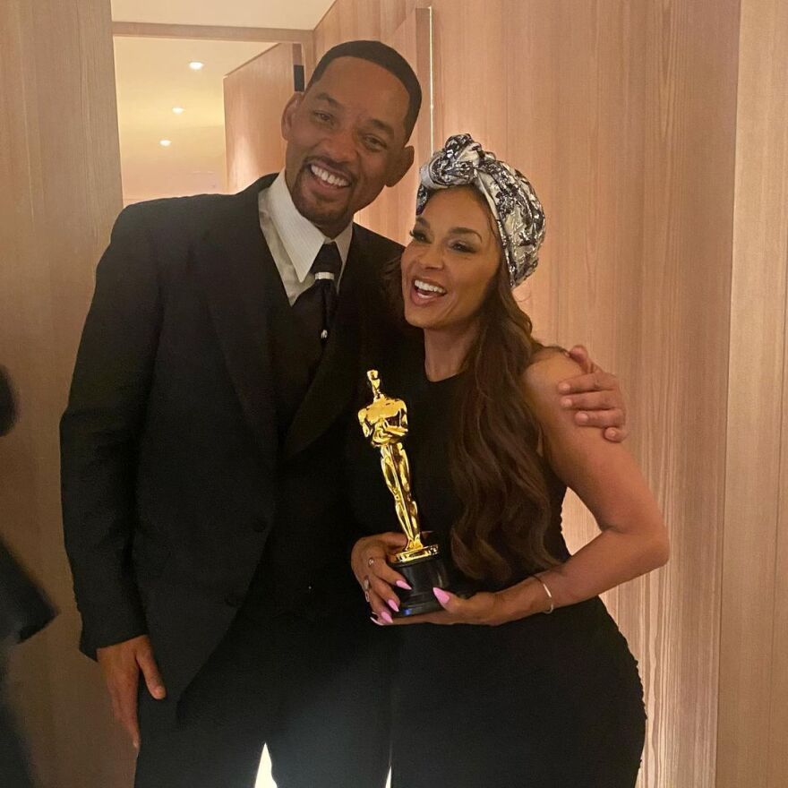 Ο Γουίλ Σμιθ φωτογραφίζεται με την πρώην σύζυγό του και το Όσκαρ στα χέρια
