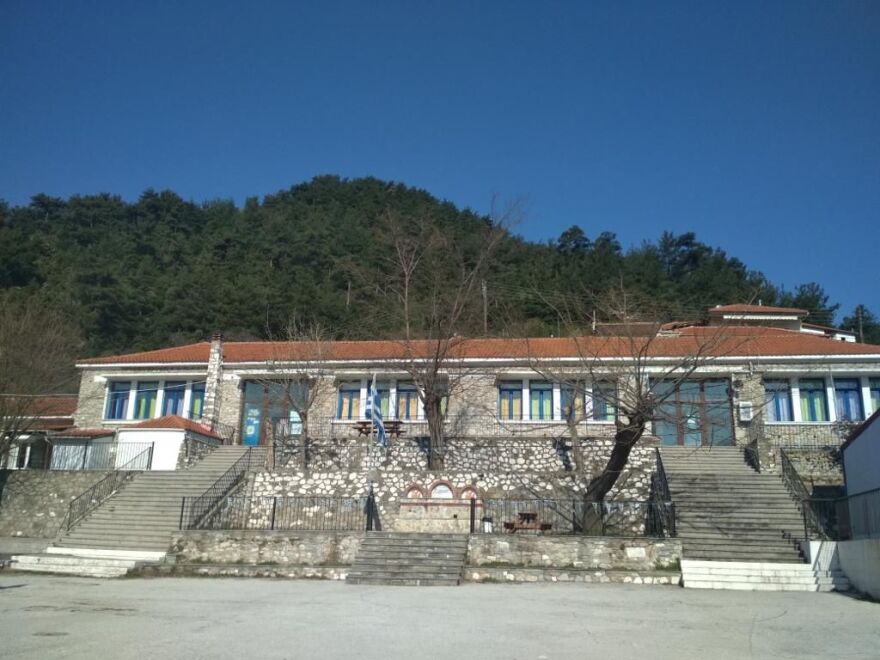 Υπουργείο Ψηφιακής Διακυβέρνησης: Έστειλαν υπολογιστές, προτζέκτορες και βιβλία σε μαθητές σχολείου στη Θάσο