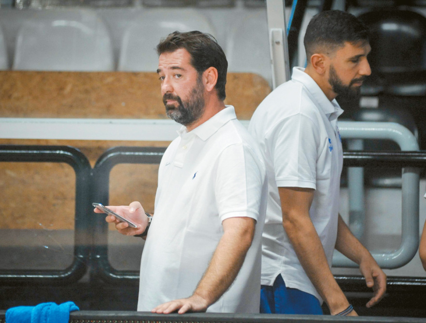 Η πρόεδρος «σήκωσε» το ταμείο του Ιωνικού και το έδωσε στον Τσάπα