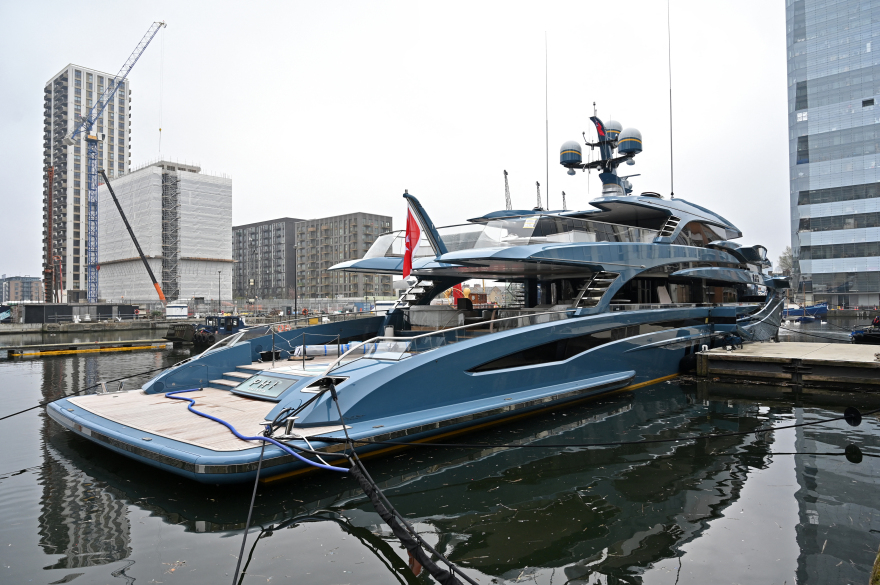 Κυρώσεις κατά της Ρωσίας: Αυτό είναι το σούπερ γιοτ που κατάσχεσε η Βρετανία - Ψάχνουν τον ιδιοκτήτη του