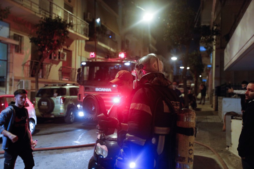 Υπό μερικό έλεγχο τέθηκε η πυρκαγιά σε κτίριο στον Νέο Κόσμο - Δείτε βίντεο