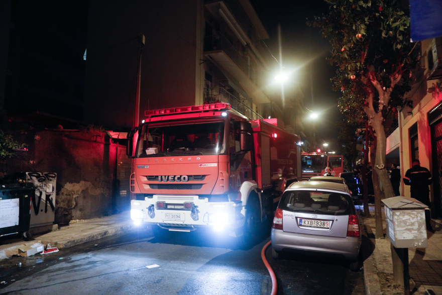 Υπό μερικό έλεγχο τέθηκε η πυρκαγιά σε κτίριο στον Νέο Κόσμο - Δείτε βίντεο