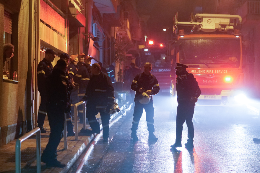 Υπό μερικό έλεγχο τέθηκε η πυρκαγιά σε κτίριο στον Νέο Κόσμο - Δείτε βίντεο