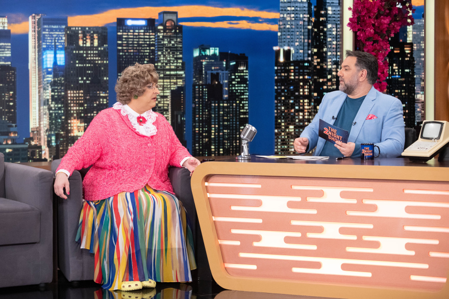 The 2night Show: Καλεσμένοι ο Γιώργος Περρής και η... κυρία Χαρίκλεια