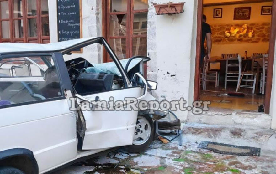 Τραγωδία στην Αμφίκλεια: Αυτοκίνητο έπεσε πάνω σε τσιπουράδικο, νεκρή η 77χρονη συνοδηγός 