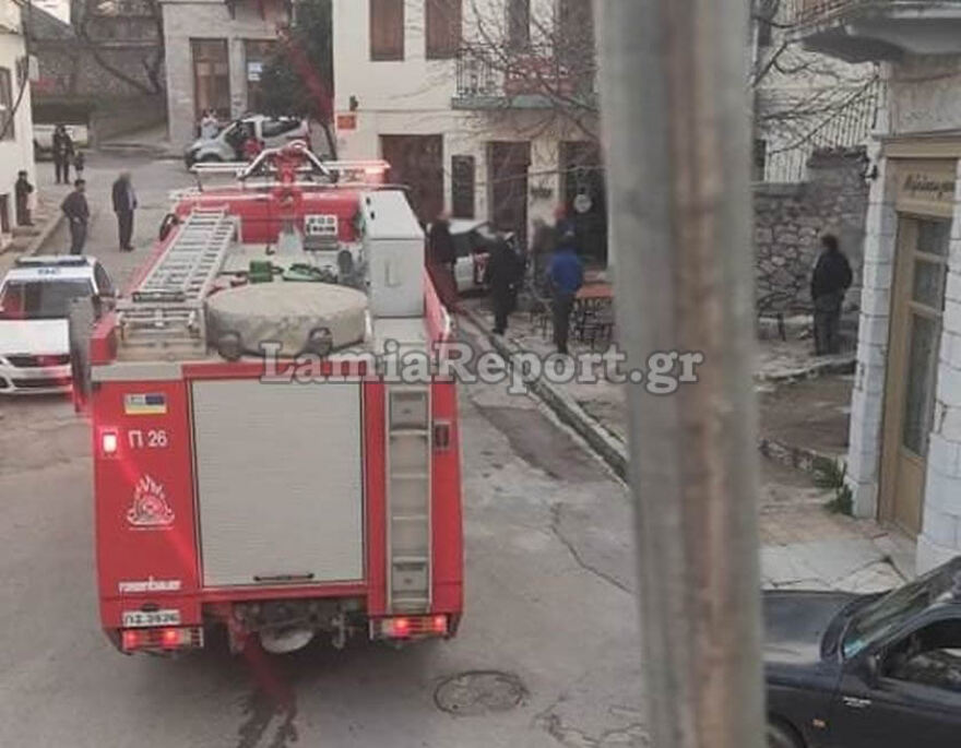 Τραγωδία στην Αμφίκλεια: Αυτοκίνητο έπεσε πάνω σε τσιπουράδικο, νεκρή η 77χρονη συνοδηγός 