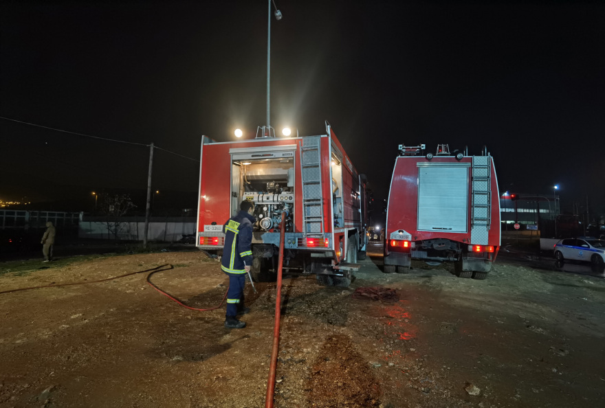 Μεγάλη φωτιά σε μάντρα αυτοκίνητων στον Ασπρόπυργο