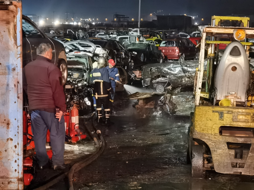 Μεγάλη φωτιά σε μάντρα αυτοκίνητων στον Ασπρόπυργο