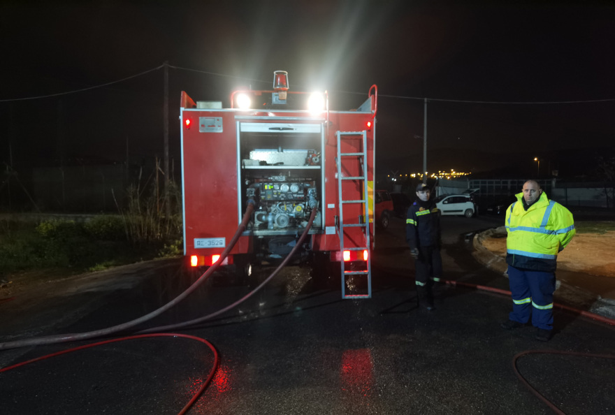 Μεγάλη φωτιά σε μάντρα αυτοκίνητων στον Ασπρόπυργο