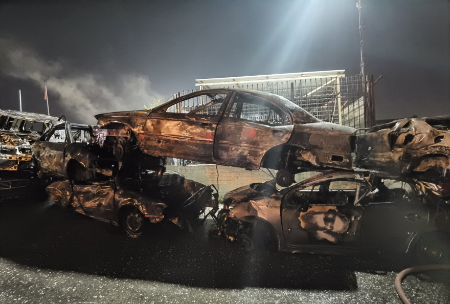 Μεγάλη φωτιά σε μάντρα αυτοκίνητων στον Ασπρόπυργο