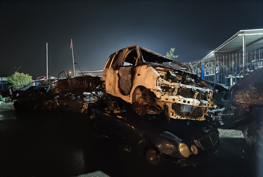 Μεγάλη φωτιά σε μάντρα αυτοκίνητων στον Ασπρόπυργο