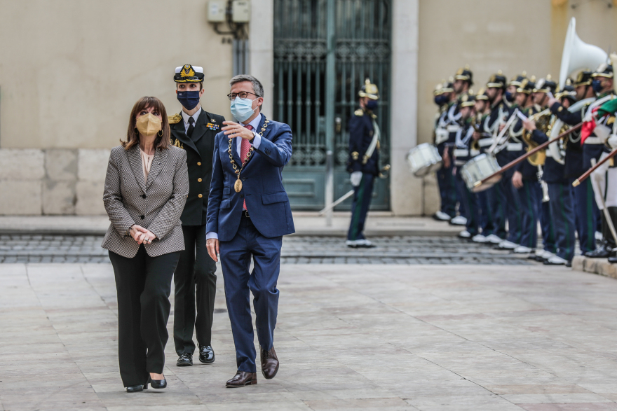 Η Κατερίνα Σακελλαροπούλου τιμήθηκε με το Χρυσό Κλειδί της πόλης της Λισαβόνας
