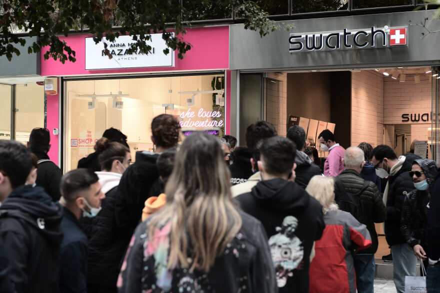 Ερμού: Ουρές και σήμερα έξω από τη Swatch για μια ρέπλικα ρολογιού Omega των €6.700 με τιμή αγοράς €250