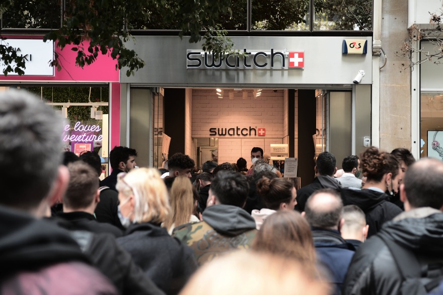 Ερμού: Ουρές και σήμερα έξω από τη Swatch για μια ρέπλικα ρολογιού Omega των €6.700 με τιμή αγοράς €250
