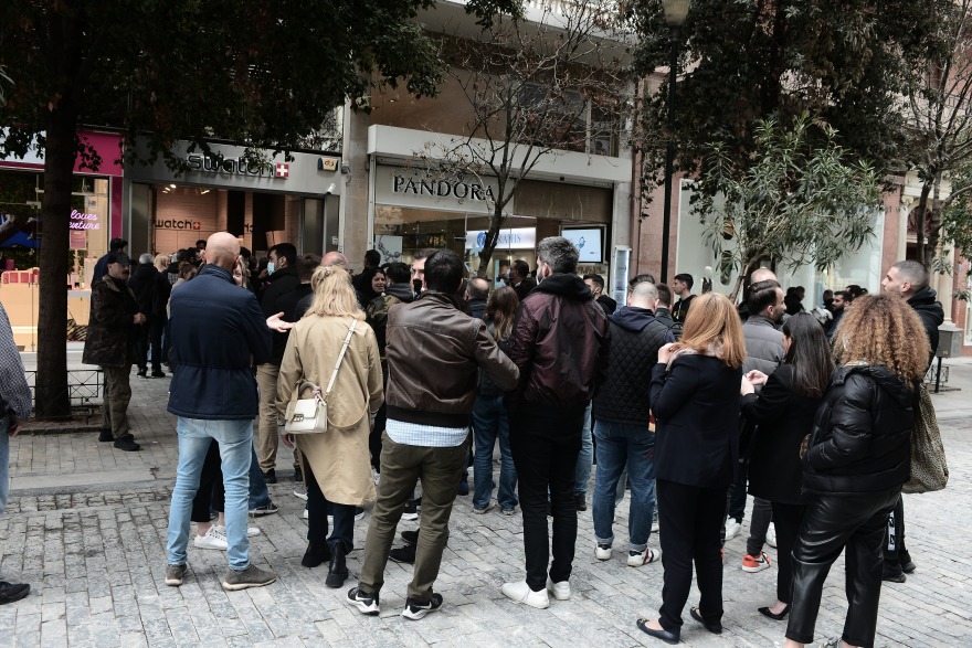 Ερμού: Ουρές και σήμερα έξω από τη Swatch για μια ρέπλικα ρολογιού Omega των €6.700 με τιμή αγοράς €250