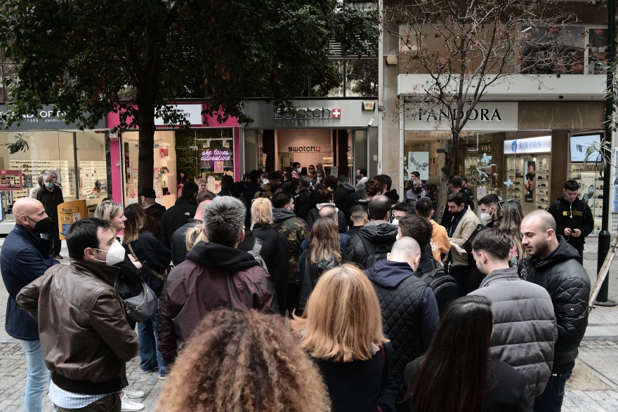 Ερμού: Ουρές και σήμερα έξω από τη Swatch για μια ρέπλικα ρολογιού Omega των €6.700 με τιμή αγοράς €250