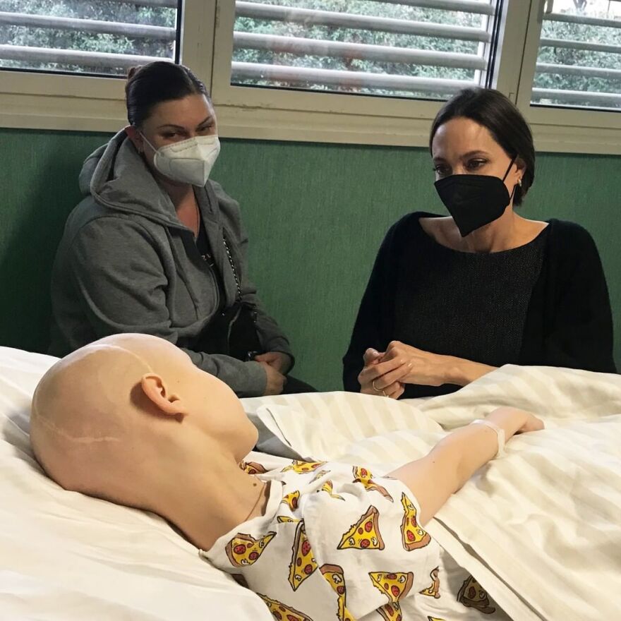 Στην Ουκρανία η Αντζελίνα Τζολί - Συνομιλεί με κόσμο - Δείτε βίντεο και φωτογραφίες