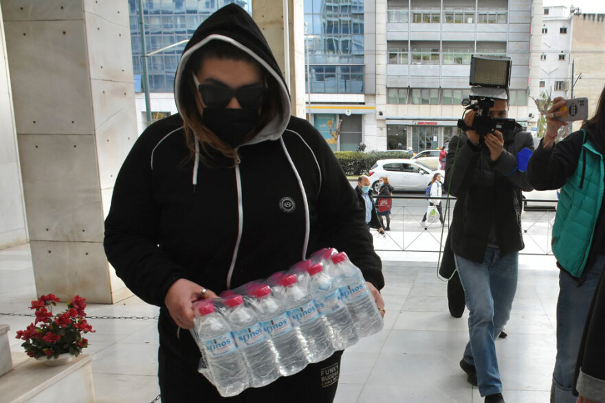 Ρούλα Πισπιρίγκου: Δυο ώρες έμειναν στη ΓΑΔΑ η μητέρα και η αδερφή της - «Αφήστε μας ήσυχες» είπαν στους δημοσιογράφους