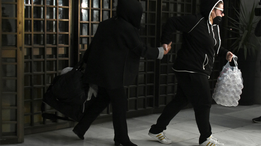 Ρούλα Πισπιρίγκου: Δυο ώρες έμειναν στη ΓΑΔΑ η μητέρα και η αδερφή της - «Αφήστε μας ήσυχες» είπαν στους δημοσιογράφους