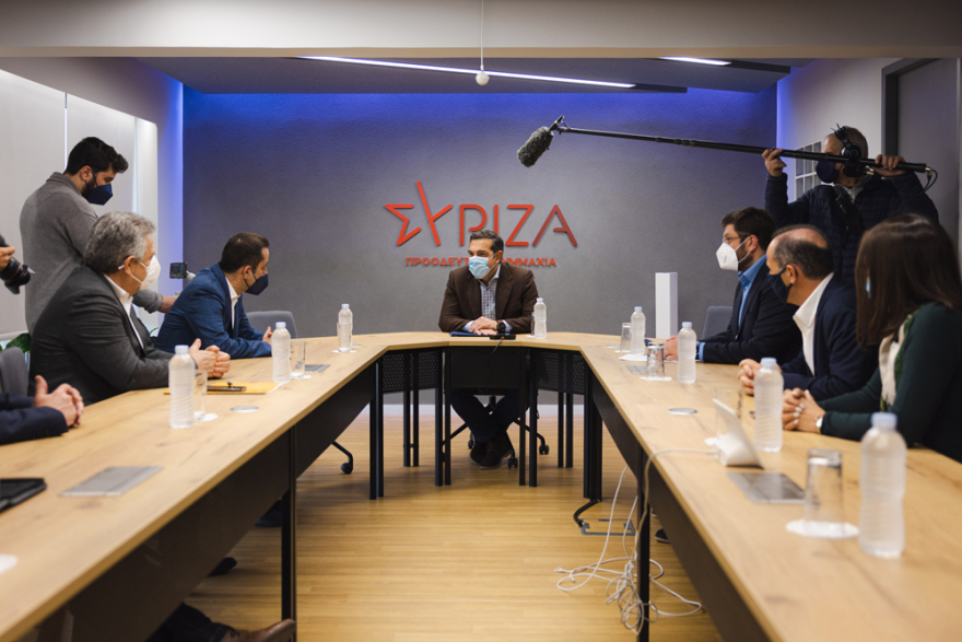 Τσίπρας σε δημάρχους Αττικής: Να μην περάσουν άλλα κόστη σε καταναλωτές και πολίτες