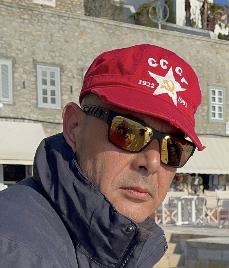 Πάνος Καμμένος: Ποζάρει στην Ύδρα με καπέλο της ΕΣΣΔ