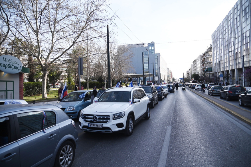 Πόλεμος στην Ουκρανία: Ουκρανοί στο Σύνταγμα, αυτοκινητοπομπή Ρώσων έως την Ομόνοια - Δείτε φωτογραφίες