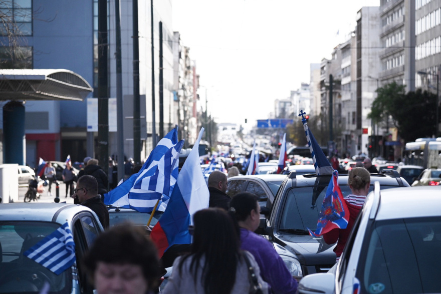 Πόλεμος στην Ουκρανία: Ουκρανοί στο Σύνταγμα, αυτοκινητοπομπή Ρώσων έως την Ομόνοια - Δείτε φωτογραφίες