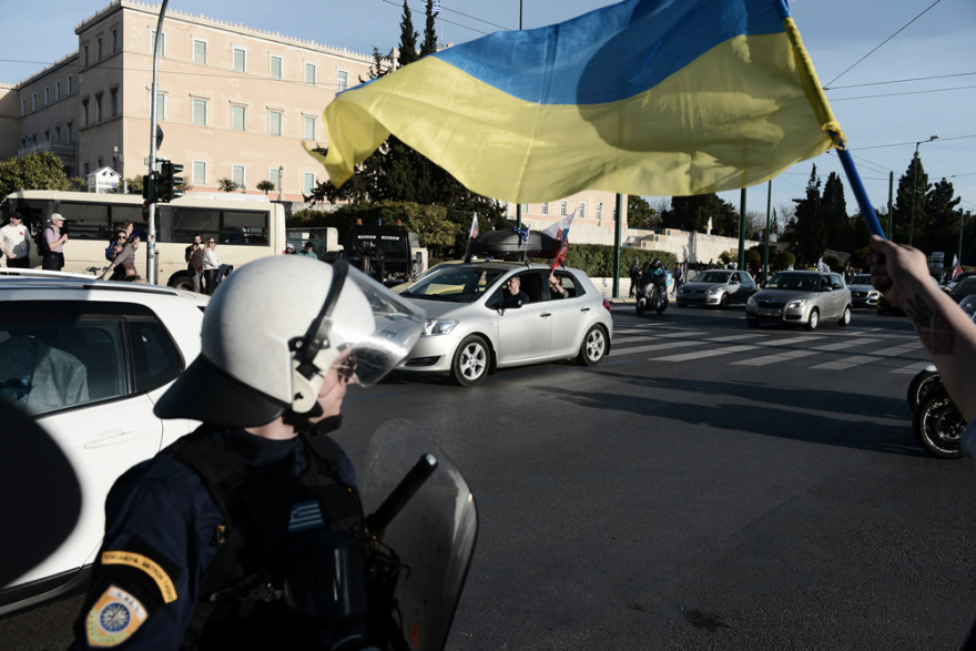 Πόλεμος στην Ουκρανία: Ουκρανοί στο Σύνταγμα, αυτοκινητοπομπή Ρώσων έως την Ομόνοια - Δείτε φωτογραφίες